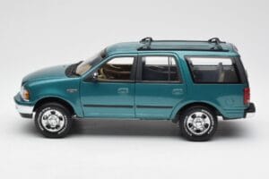 Ford Expedition XLT Roheline Metallik UT Models 1:18 22717 Metall - pilt 4/8