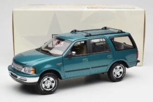 Ford Expedition XLT Roheline Metallik UT Models 1:18 22717 Metall - pilt 8/8