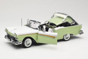 Ford Fairlane Skyliner Roheline & Valge Sun Star 1:18 FORD003 Metall - pilt 2/9