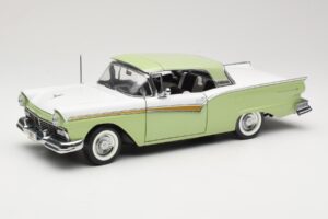 Ford Fairlane Skyliner Roheline & Valge Sun Star 1:18 FORD003 Metall - pilt 3/9