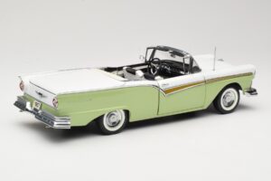 Ford Fairlane Skyliner Roheline & Valge Sun Star 1:18 FORD003 Metall - pilt 4/9