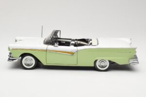 Ford Fairlane Skyliner Roheline & Valge Sun Star 1:18 FORD003 Metall - pilt 5/9