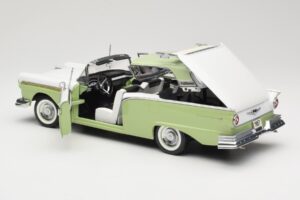 Ford Fairlane Skyliner Roheline & Valge Sun Star 1:18 FORD003 Metall - pilt 6/9