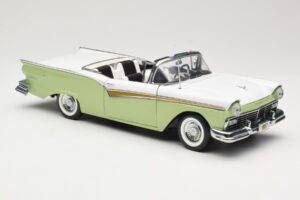 Ford Fairlane Skyliner Roheline & Valge Sun Star 1:18 FORD003 Metall - pilt 7/9