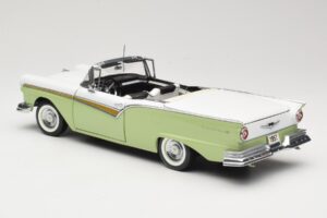 Ford Fairlane Skyliner Roheline & Valge Sun Star 1:18 FORD003 Metall - pilt 8/9