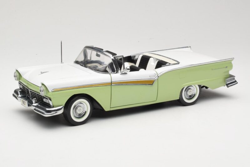Ford Fairlane Skyliner Roheline & Valge Sun Star 1:18 FORD003 Metall