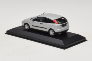 Ford Focus Mk1 3-Door Hõbedane Minichamps 1:43 FOCUS005 Metall - pilt 3/5