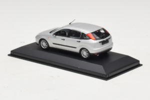 Ford Focus Mk1 Hõbedane Minichamps 1:43 FOCUS006 Metall - pilt 3/4