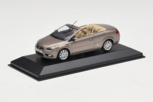 Ford Focus Mk2 CC Hall Minichamps 1:43 FORD005 Metall - pilt 2/4