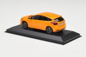 Ford Focus ST Mk3 Tangerine Scream Minichamps 1:43 FOCUS001 Metall - pilt 3/4