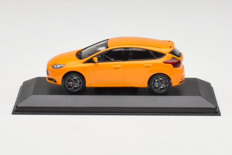 Ford Focus ST Mk3 Tangerine Scream Minichamps 1:43 FOCUS001 Metall