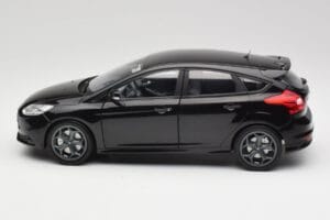 Ford Focus ST Mk2 Panther Black Metallic Minichamps 1:18 110082000 Metall - pilt 4/8
