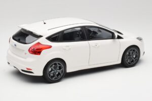 Ford Focus ST Mk2 Valge Minichamps 1:18 110082004 Metall - pilt 3/8