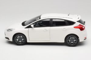 Ford Focus ST Mk2 Valge Minichamps 1:18 110082004 Metall - pilt 4/8