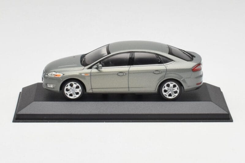 Ford Mondeo Mk3 Sedan Hall Metallic Minichamps 1:43 IND403086003 Metall