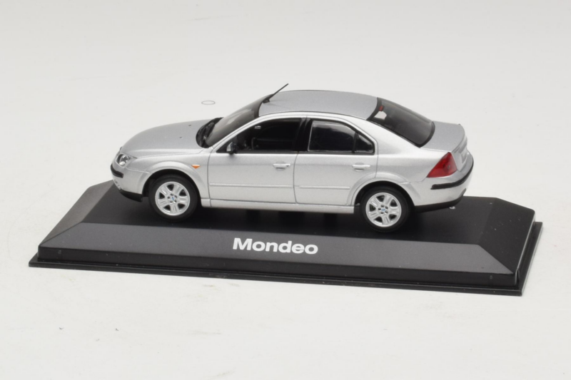 Ford Mondeo Mk3 Sedaan Hõbedane Minichamps 1:43 MONDEO005 Metall