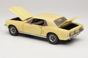 Ford Mustang Coupe Kollane The Walking Dead Greenlight 1:18 12958 Metall - pilt 5/8