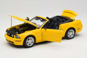 Ford Mustang GT S197 Kabriolett Screaming Yellow AUTOart 1:18 73062 Metall - pilt 2/8