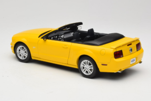 Ford Mustang GT S197 Kabriolett Screaming Yellow AUTOart 1:18 73062 Metall - pilt 7/8