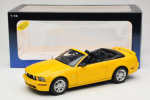 Ford Mustang GT S197 Kabriolett Screaming Yellow AUTOart 1:18 73062 Metall - pilt 8/8