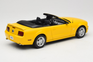 Ford Mustang GT S197 Kabriolett Screaming Yellow AUTOart 1:18 73062 Metall - pilt 3/8