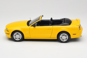 Ford Mustang GT S197 Kabriolett Screaming Yellow AUTOart 1:18 73062 Metall - pilt 4/8