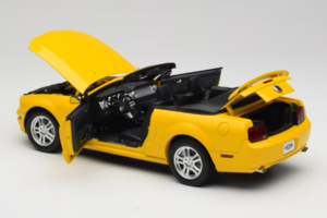 Ford Mustang GT S197 Kabriolett Screaming Yellow AUTOart 1:18 73062 Metall - pilt 5/8