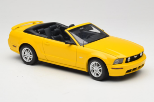 Ford Mustang GT S197 Kabriolett Screaming Yellow AUTOart 1:18 73062 Metall - pilt 6/8