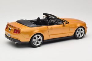 Ford Mustang GT S197 Kabriolett Kuldne Maisto 1:18 31158 Metall - pilt 2/7