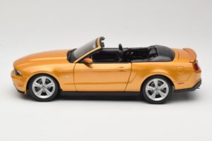 Ford Mustang GT S197 Kabriolett Kuldne Maisto 1:18 31158 Metall - pilt 3/7