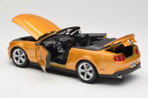 Ford Mustang GT S197 Kabriolett Kuldne Maisto 1:18 31158 Metall - pilt 4/7