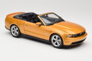 Ford Mustang GT S197 Kabriolett Kuldne Maisto 1:18 31158 Metall - pilt 5/7