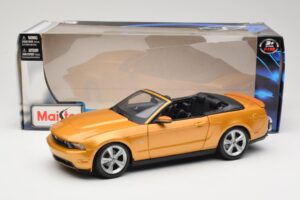 Ford Mustang GT S197 Kabriolett Kuldne Maisto 1:18 31158 Metall - pilt 7/7