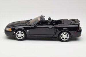 Ford Mustang GT SN95 Kabriolett Must Maisto 1:18 50328 Metall - pilt 4/8