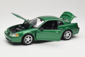 Ford Mustang GT SN95 Roheline Maisto 1:18 50326 Metall - pilt 2/8