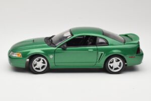 Ford Mustang GT SN95 Roheline Maisto 1:18 50326 Metall - pilt 4/8