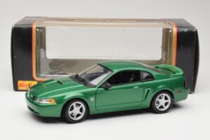 Ford Mustang GT SN95 Roheline Maisto 1:18 50326 Metall - pilt 8/8