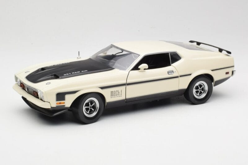Ford Mustang Mach 1 Valge Sun Star 1:18 3602 Metall