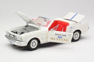 Ford Mustang Pace Car Wimbledon White Solido 1:18 81578 Metall - pilt 2/8