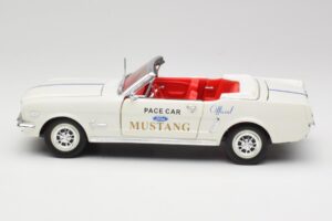Ford Mustang Pace Car Wimbledon White Solido 1:18 81578 Metall - pilt 4/8