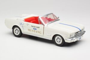 Ford Mustang Pace Car Wimbledon White Solido 1:18 81578 Metall - pilt 6/8