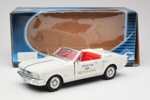 Ford Mustang Pace Car Wimbledon White Solido 1:18 81578 Metall - pilt 8/8