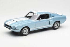 Ford Mustang Shelby GT500 Helesininen Metallik Valgete Triipudega AUTOart 1:18 72907 Metall