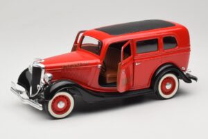 Ford Sedan Punane Solido 1:18 8066 Metall - pilt 2/8