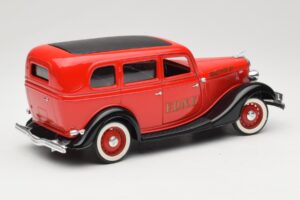Ford Sedan Punane Solido 1:18 8066 Metall - pilt 3/8
