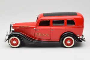 Ford Sedan Punane Solido 1:18 8066 Metall - pilt 4/8