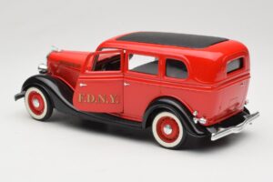Ford Sedan Punane Solido 1:18 8066 Metall - pilt 5/8