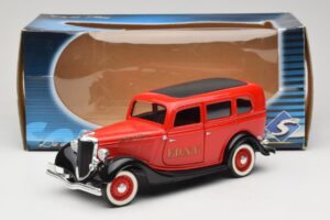 Ford Sedan Punane Solido 1:18 8066 Metall - pilt 8/8