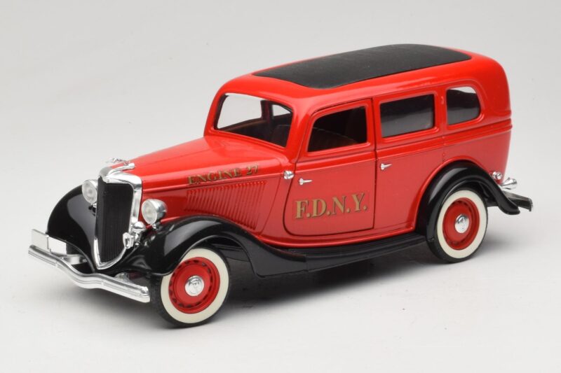 Ford Sedan Punane Solido 1:18 8066 Metall