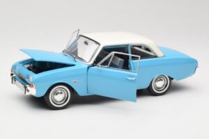 Ford Taunus 17M P2 Sinine Revell 1:18 08817 Metall - pilt 2/8